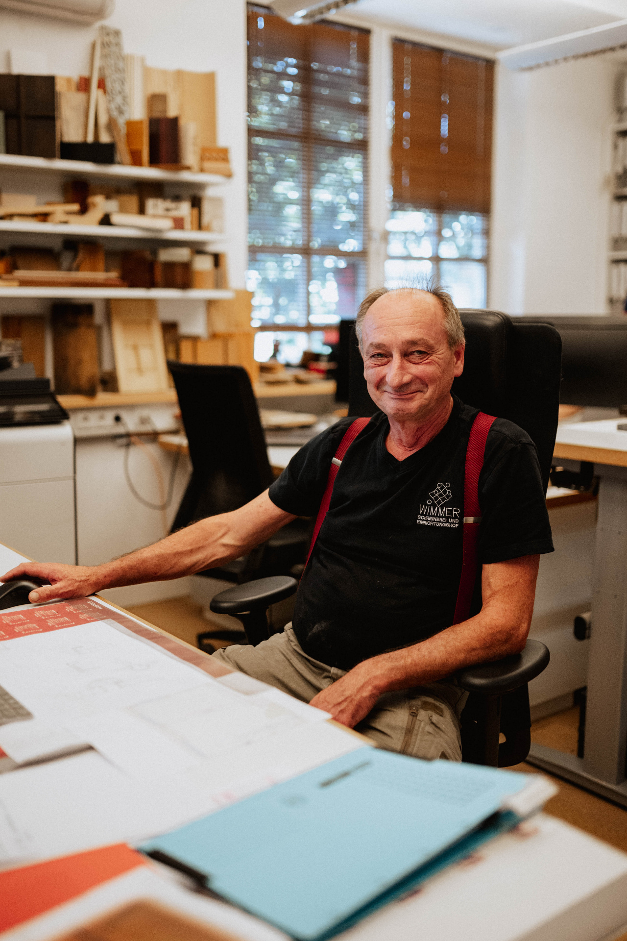 Erfahrener Schreiner am CAD-Arbeitsplatz