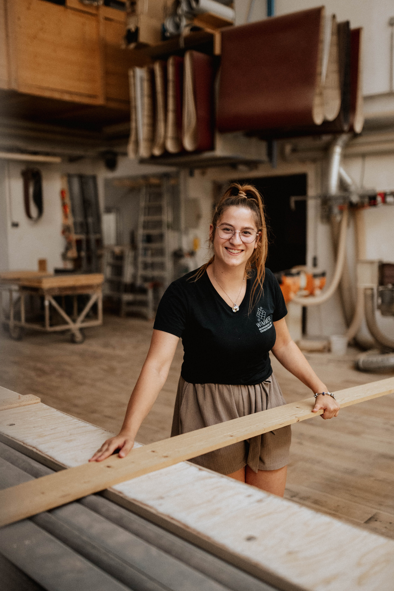 Schreinerin in der Werkstatt
