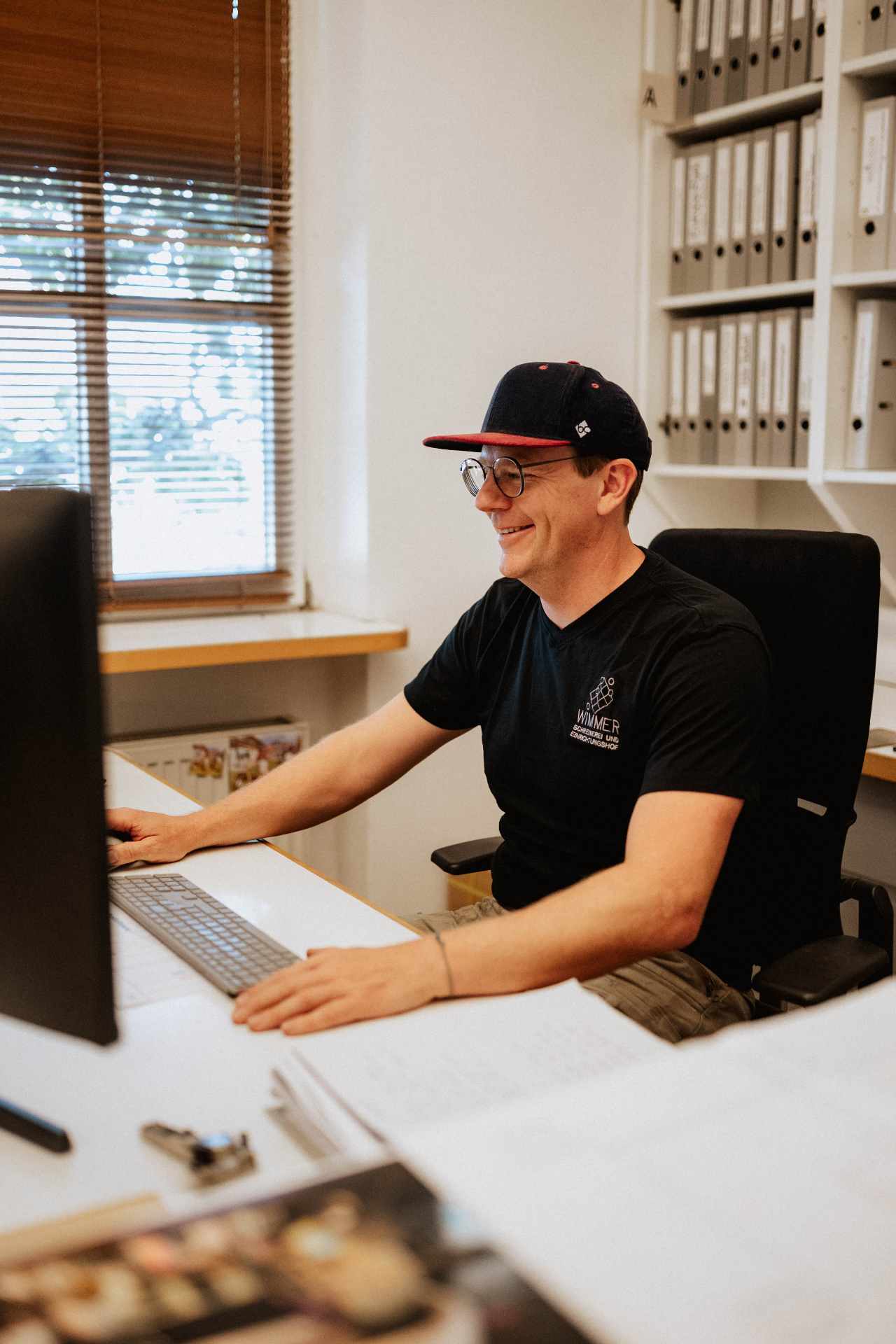 Schreiner am CAD-Arbeitsplatz mit Cappy