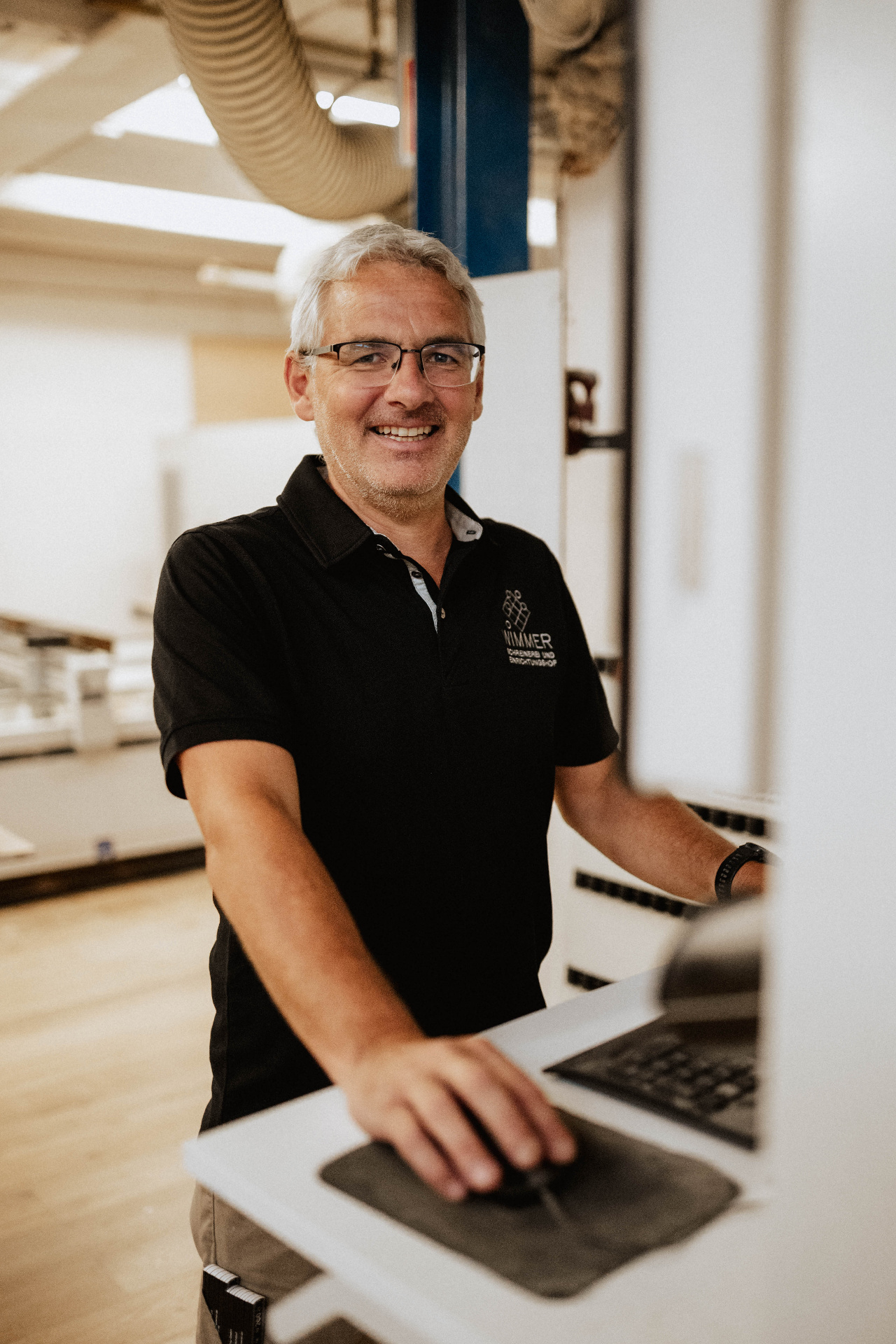 Chef an der CNC-Steuerung
