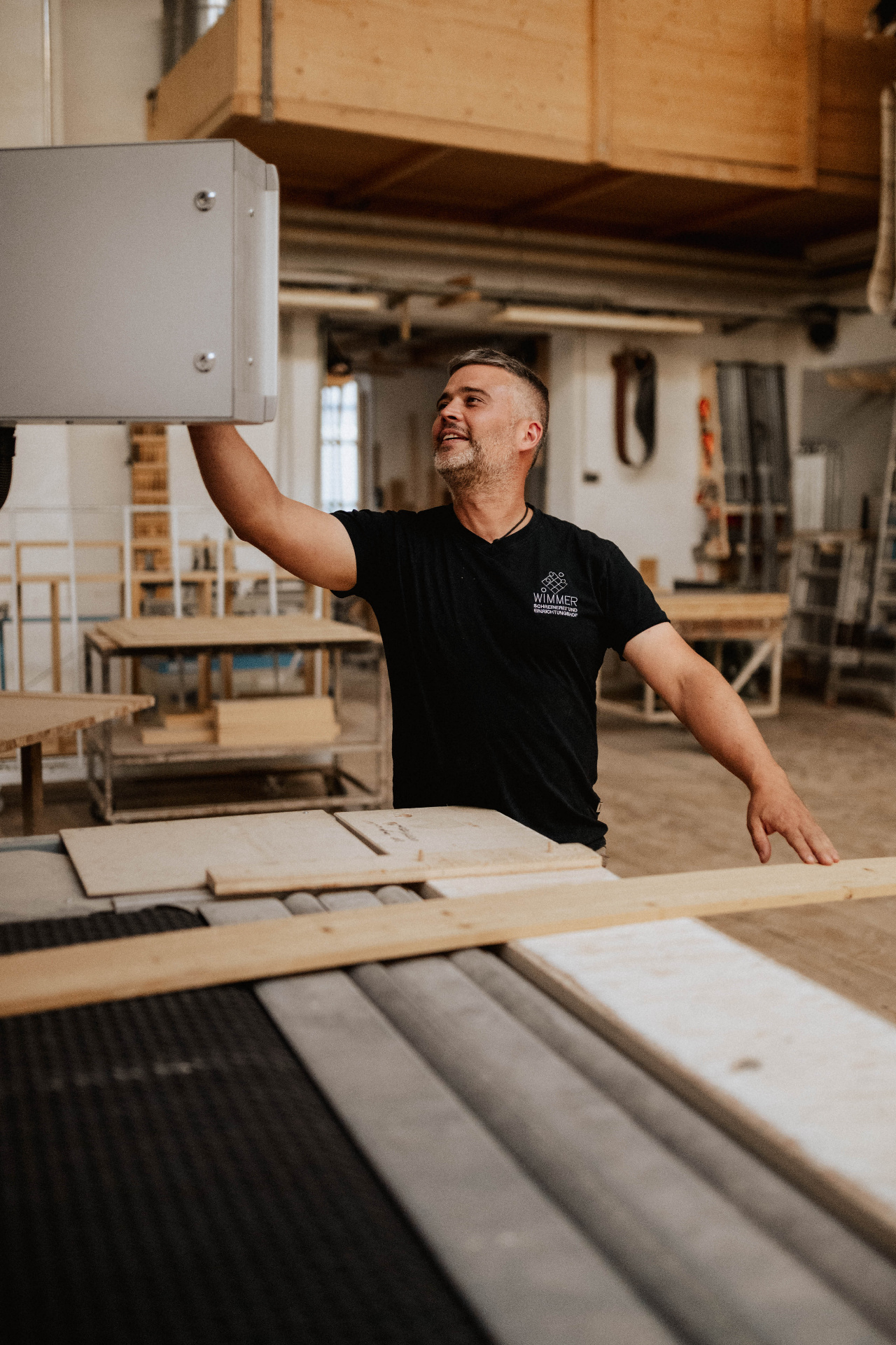 Werkstattalltag zwischen Zuschnitt und Montage