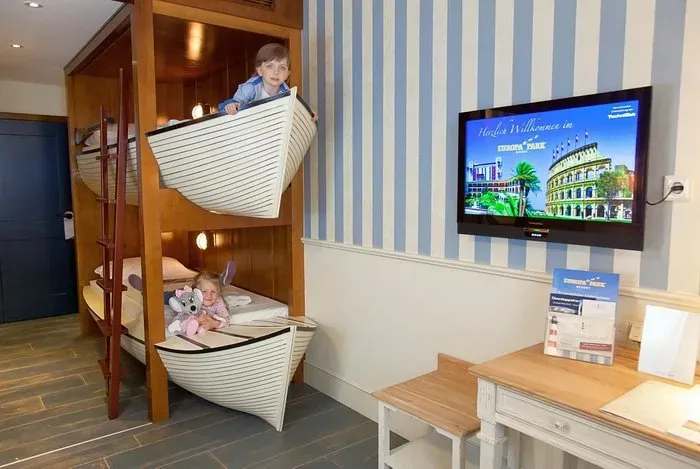 Kinderzimmer mit maßgefertigten Bootskojen aus Holz auf zwei Etagen