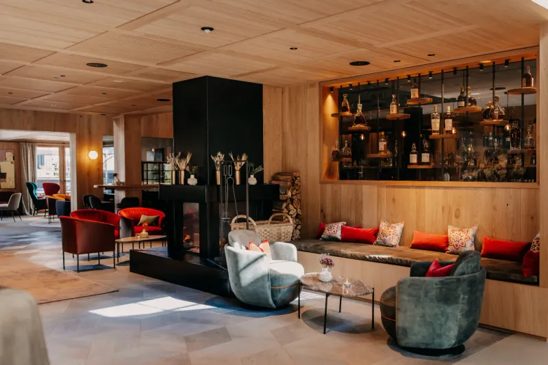Lobby mit Kamin & Bar
