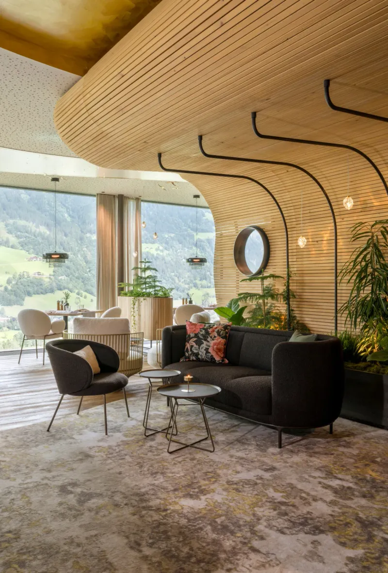 Lounge – Organische Holzdecke