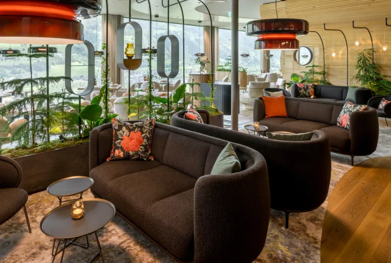 Loungebereich – dunkle Sofas