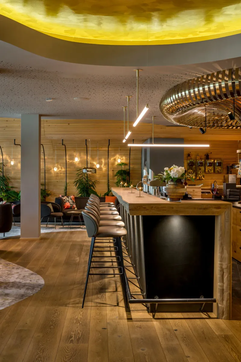 Bar mit Golddecke