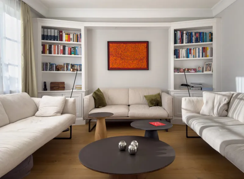 Wohnzimmer – Frontalansicht mit Bücherregalen