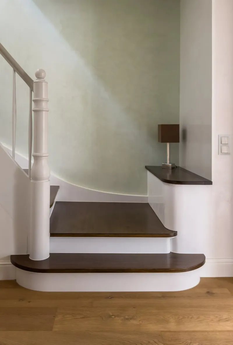 Restaurierte Treppe mit Massivholzstufen