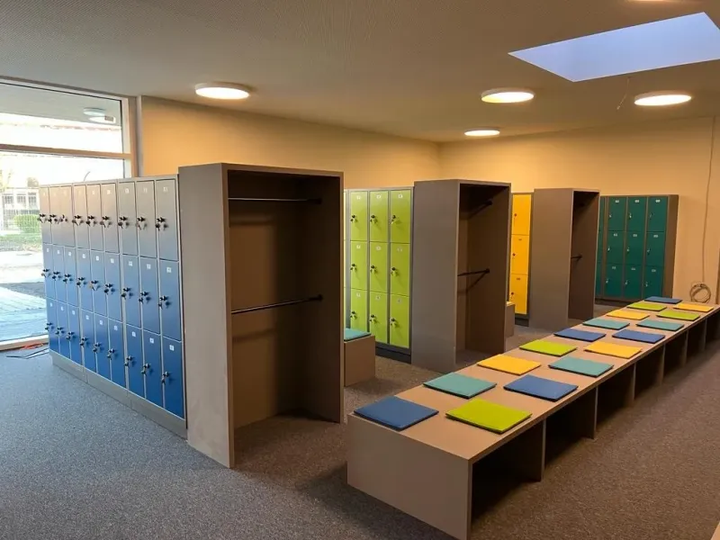 Garderobe – Spinde mit Sitzbank
