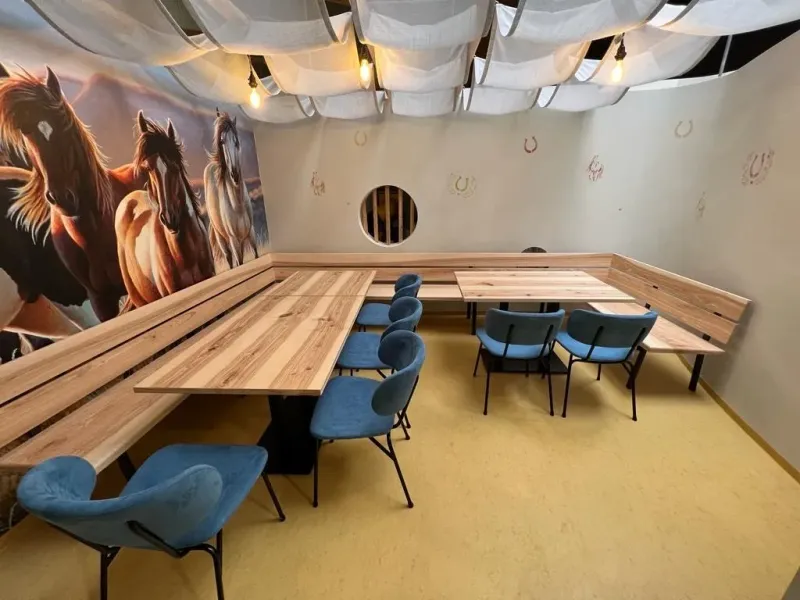 Partyzimmer – Pferde-Thema mit Holzbank