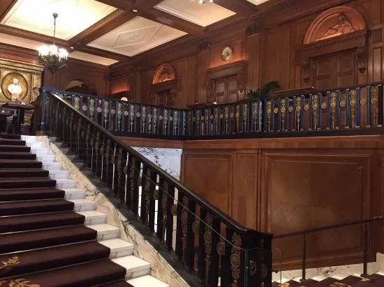 Treppenhaus mit Marmortreppe und schmiedeeisernem Geländer