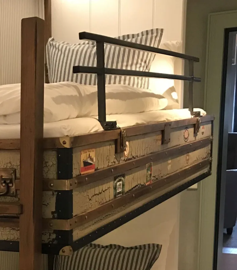 Etagenbett – Detailansicht Koffer-Design