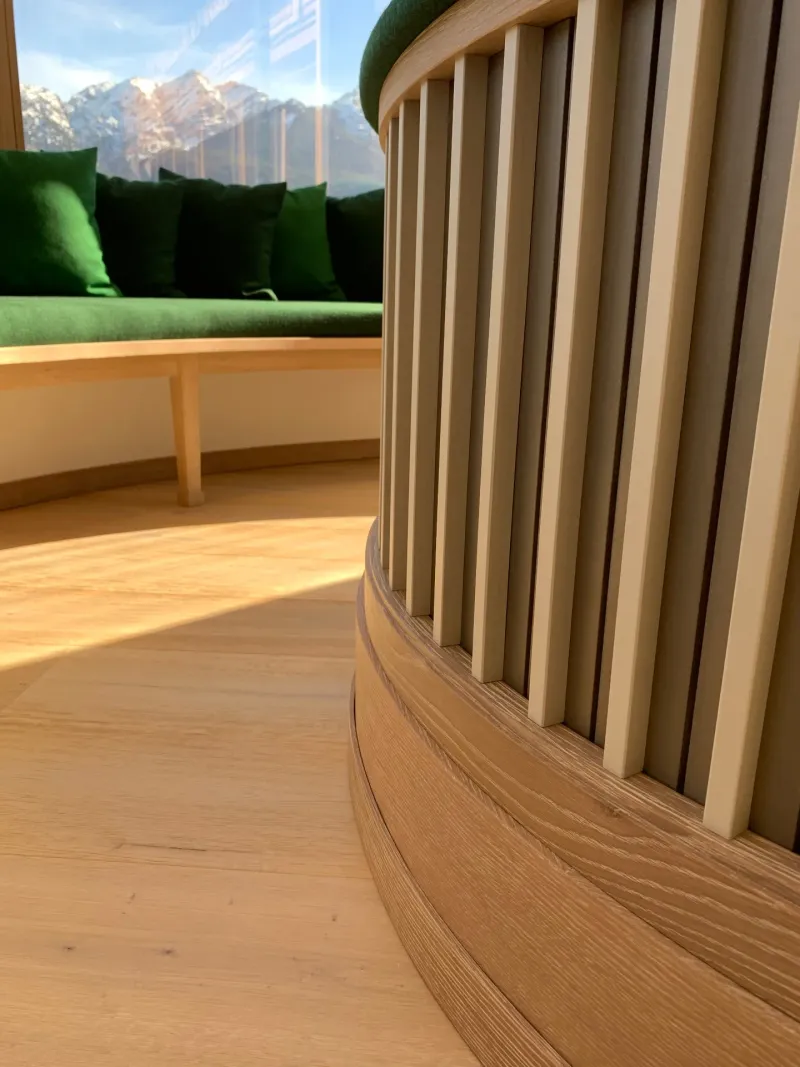 Detail Lamellenkonstruktion der runden Warenpräsentation