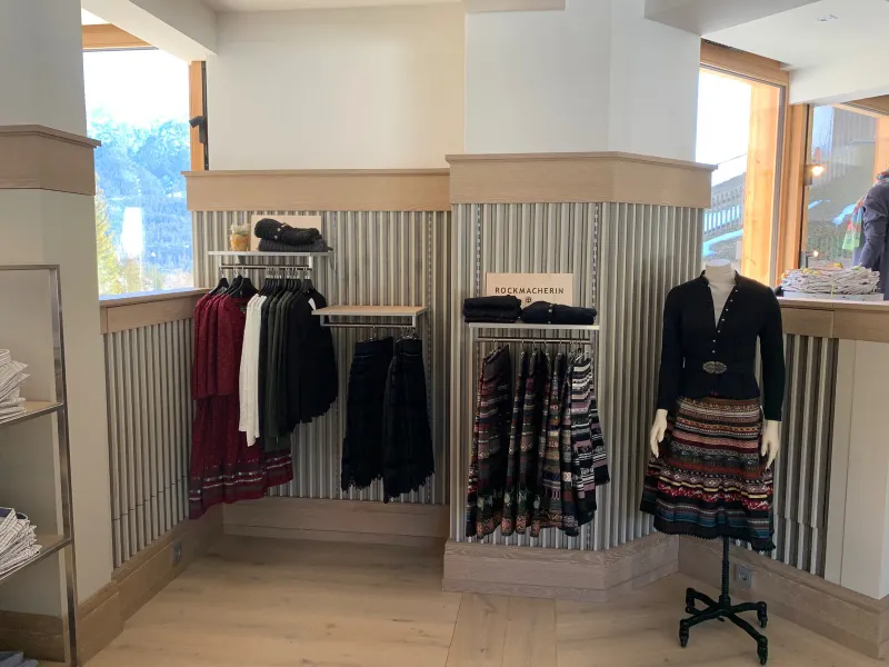 Wandpräsentation mit Lamellenrückwand für Trachtenmode