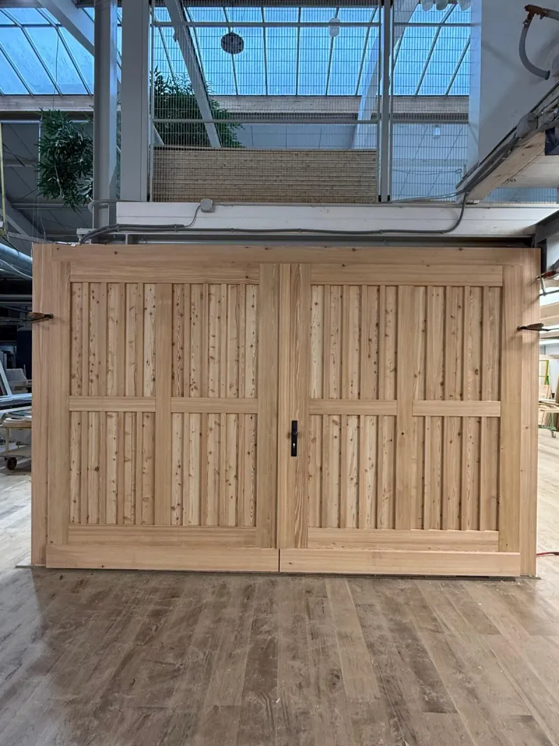 Holztür in der Werkstatt
