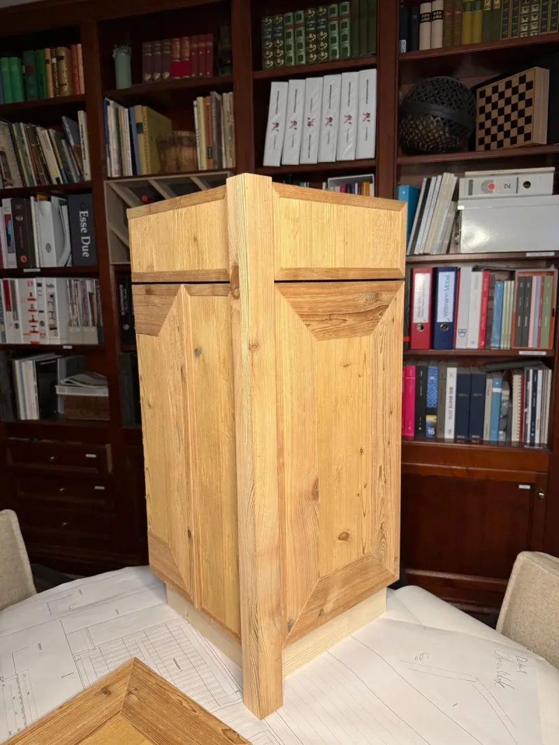 Handgefertigtes Holzobjekt