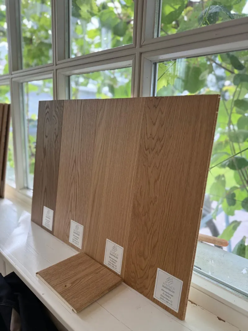 Holzmuster am Fenster