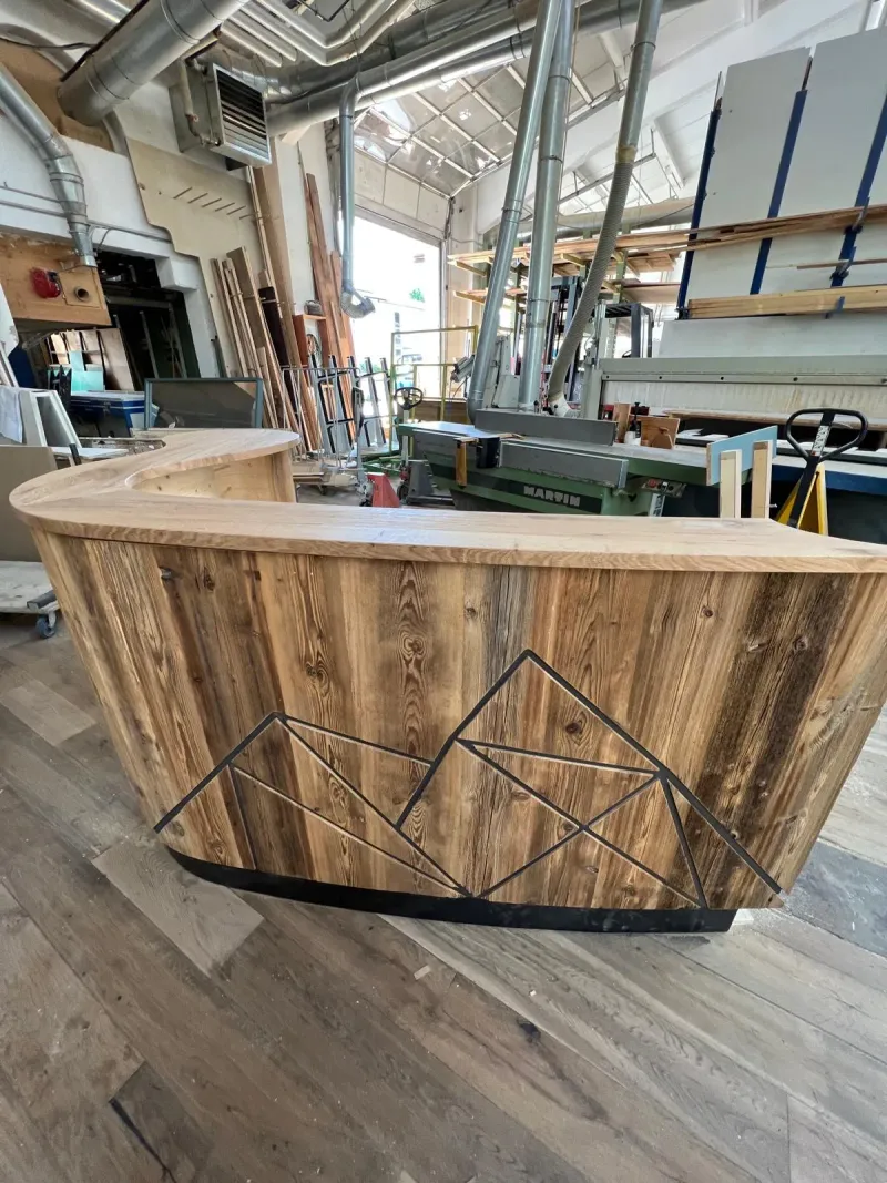 Theke mit Bergmotiv