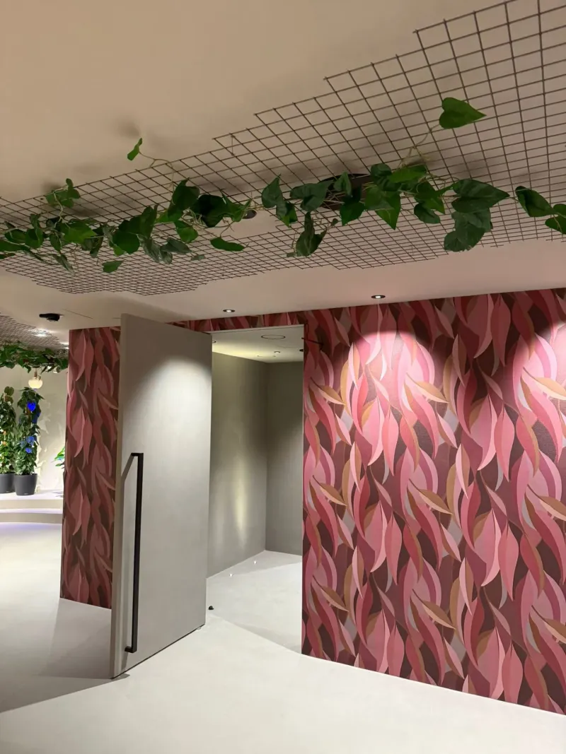 Pivottüre mit floraler Tapete und Betonoberfläche