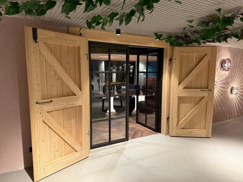 Stadltor aus Fichte mit dahinter liegender Stahl-Glas-Türe
