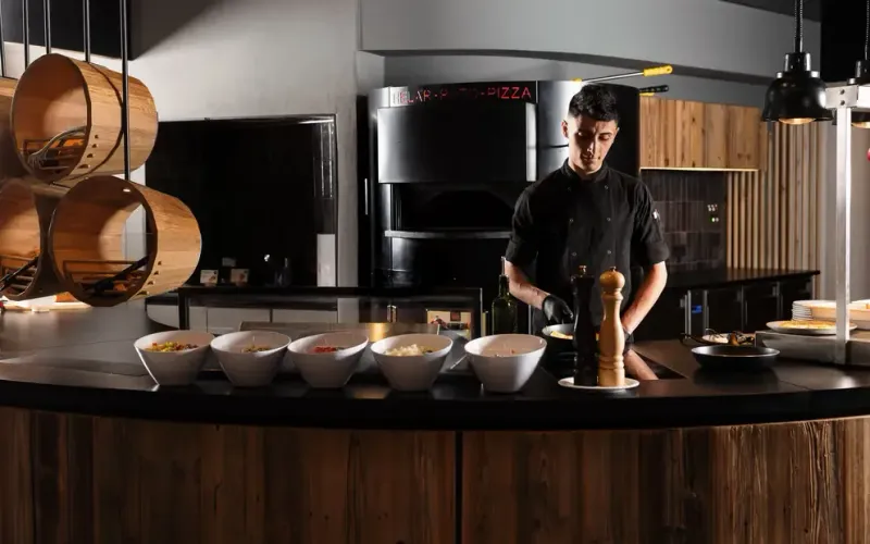 Pizzastation mit Koch und Roto-Pizzaofen