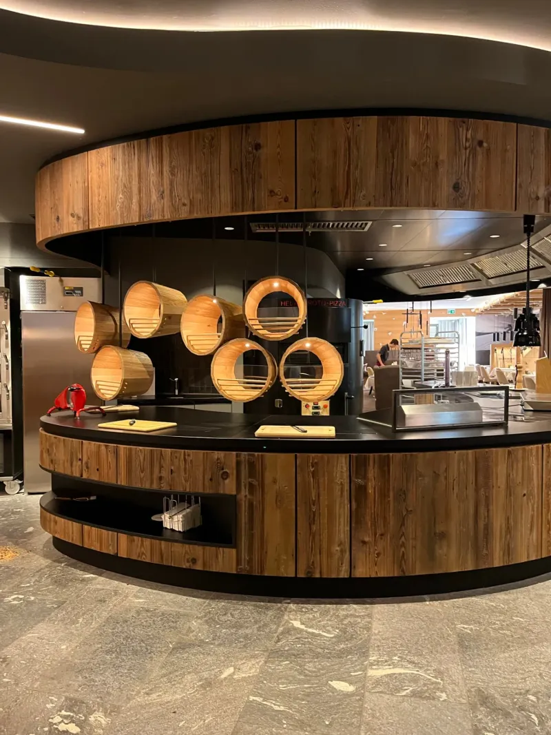 Runde Kochstation mit Holzfass-Brotregal und Fenix-Oberfläche