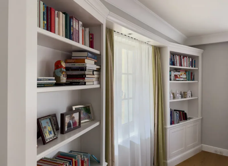 Einbauregale mit Büchern und Fenstererker