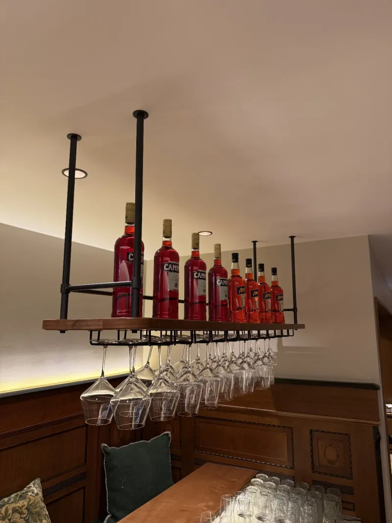 Detail Flaschenregal mit Campari und Gläserhalterung