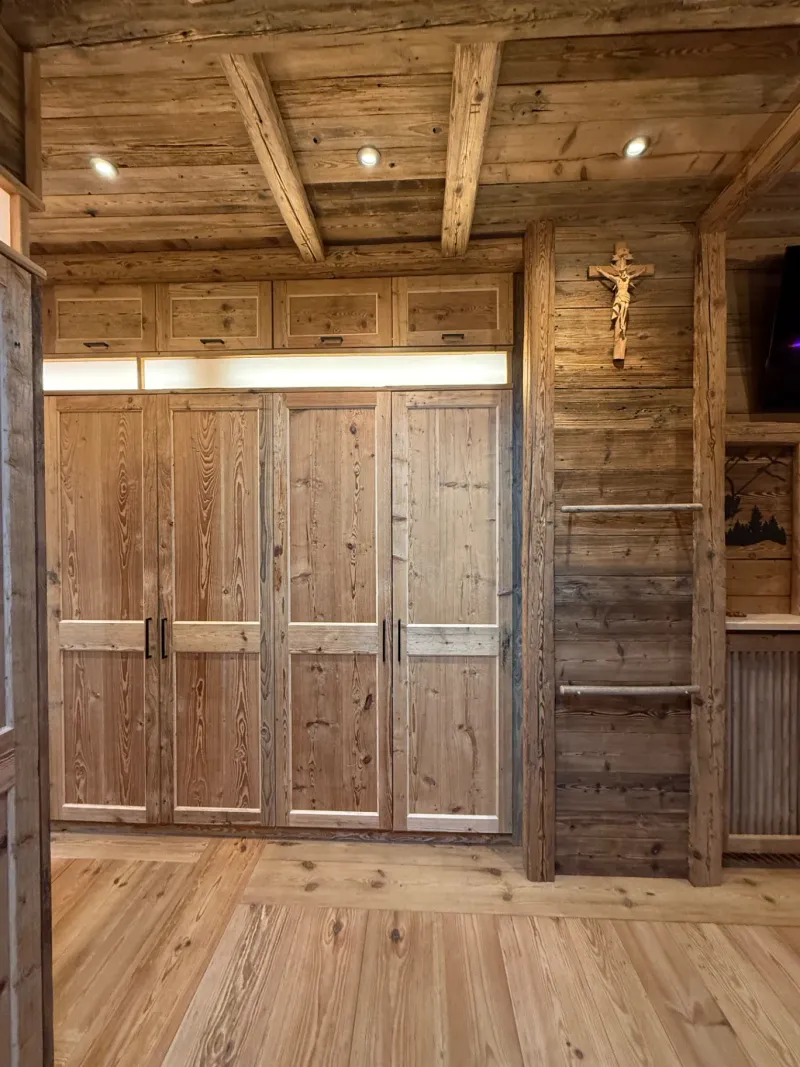 Einbauschrank mit Kassettenfronten und Kruzifix