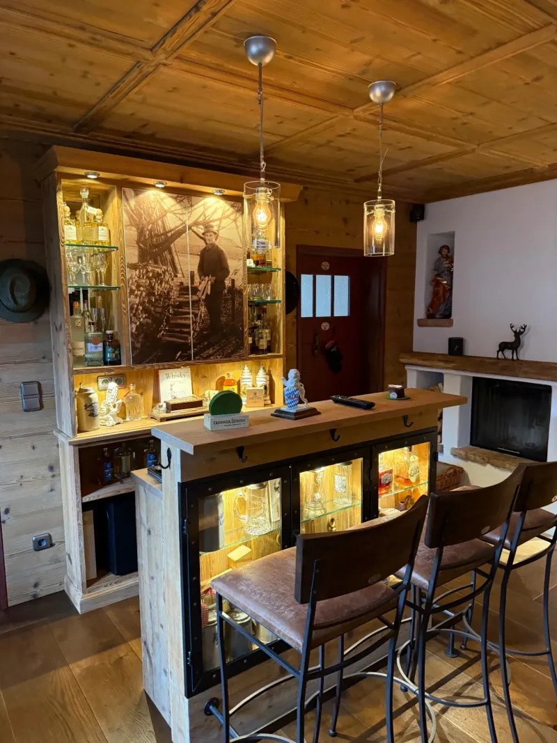 Hausbar mit beleuchteter Vitrine und Barhockern