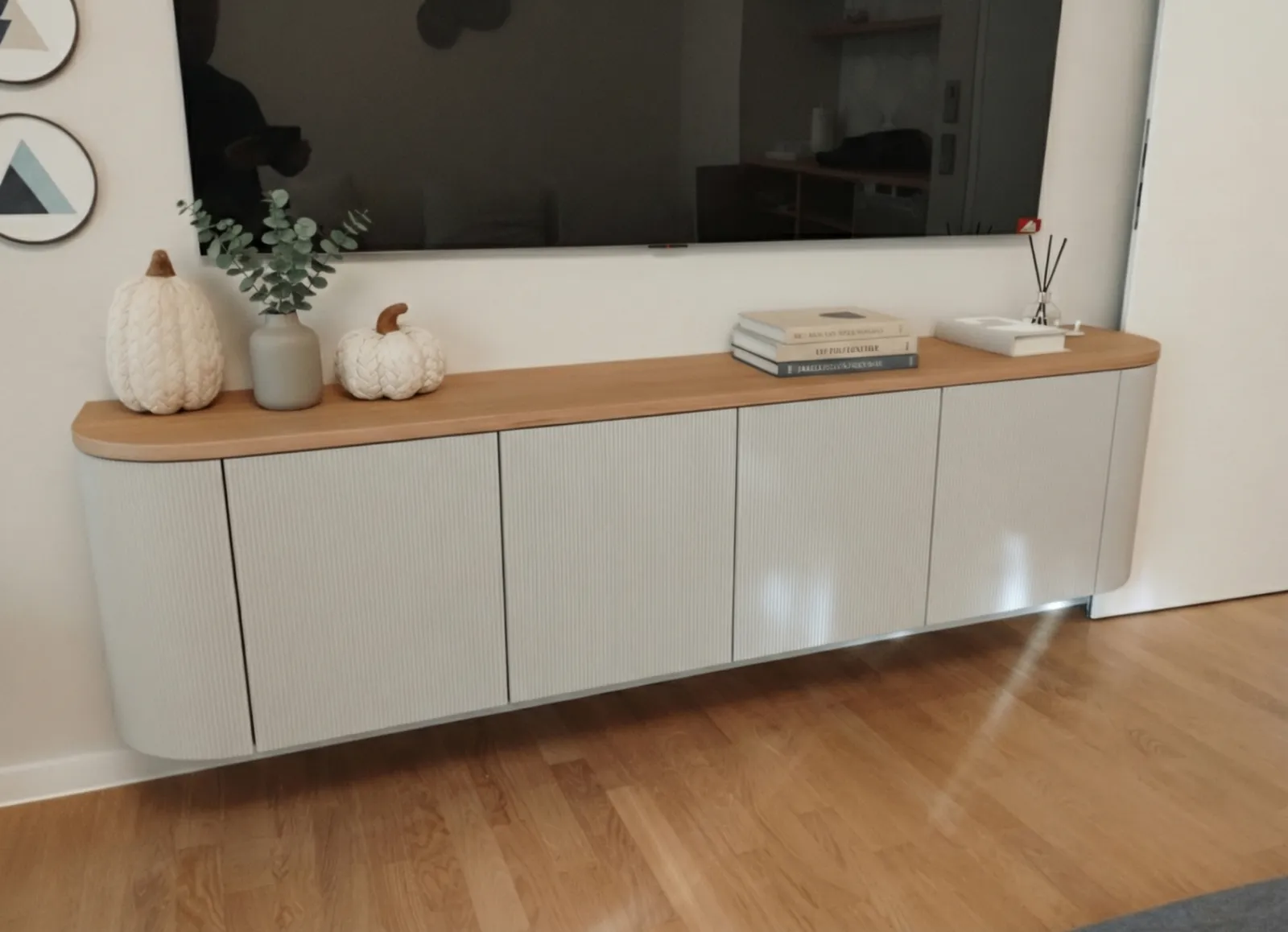 Sideboard mit Rillenfront und Eiche-Deckplatte