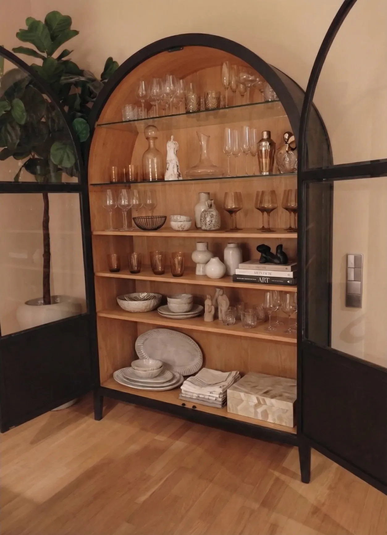 Geschirrschrank Detail mit Glasböden und Eiche-Einlegeböden