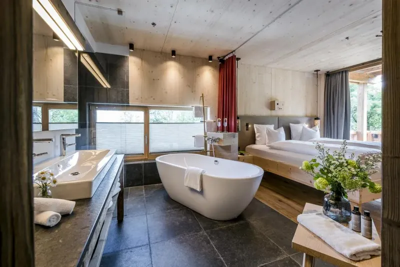 Badezimmer mit freistehender Wanne, Doppelwaschbecken und Schieferboden