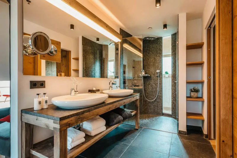 Doppelwaschplatz mit Altholzunterschrank und begehbarer Dusche