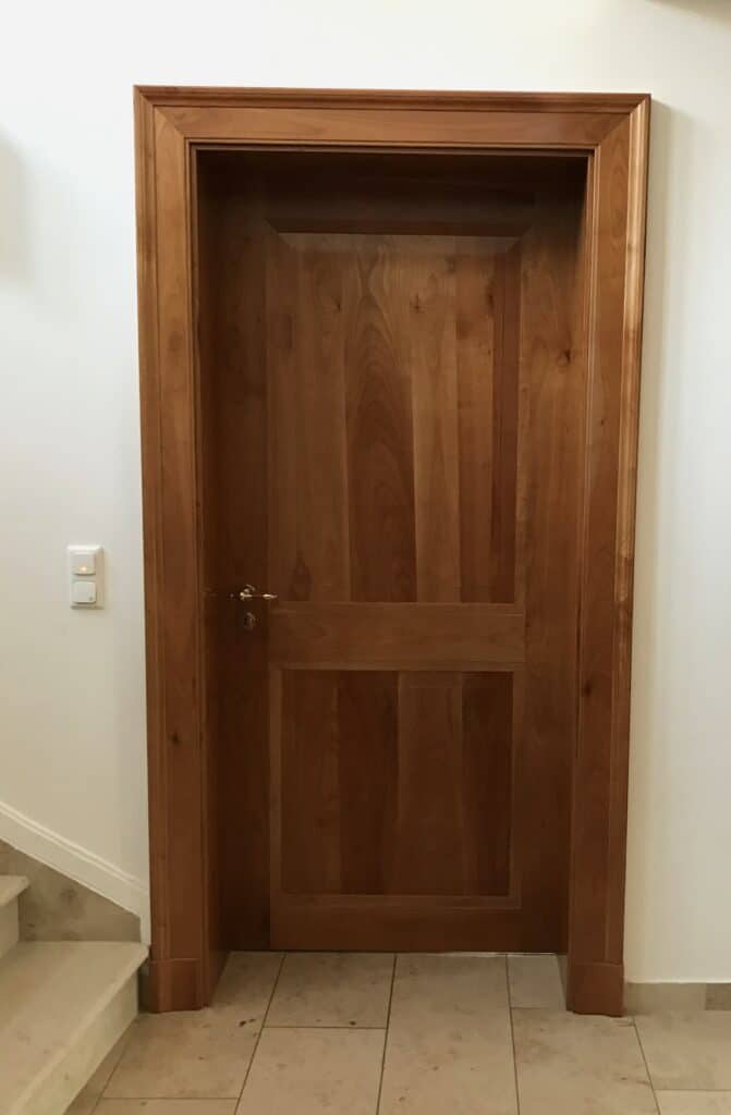 Holztuer Mit Goldfarbener Tuerklinke - Wimmer Schreinerei & Einrichtungshof