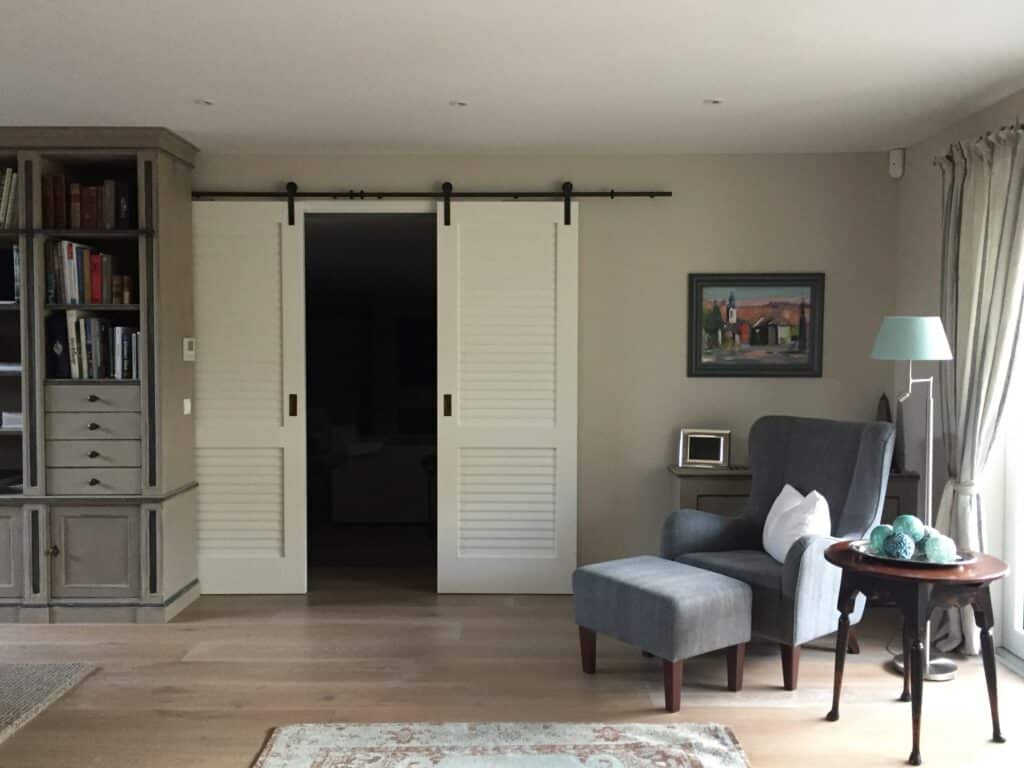 Schiebetuer Weiss Lackiert Schwarze Fuehrung - Wimmer Schreinerei & Einrichtungshof